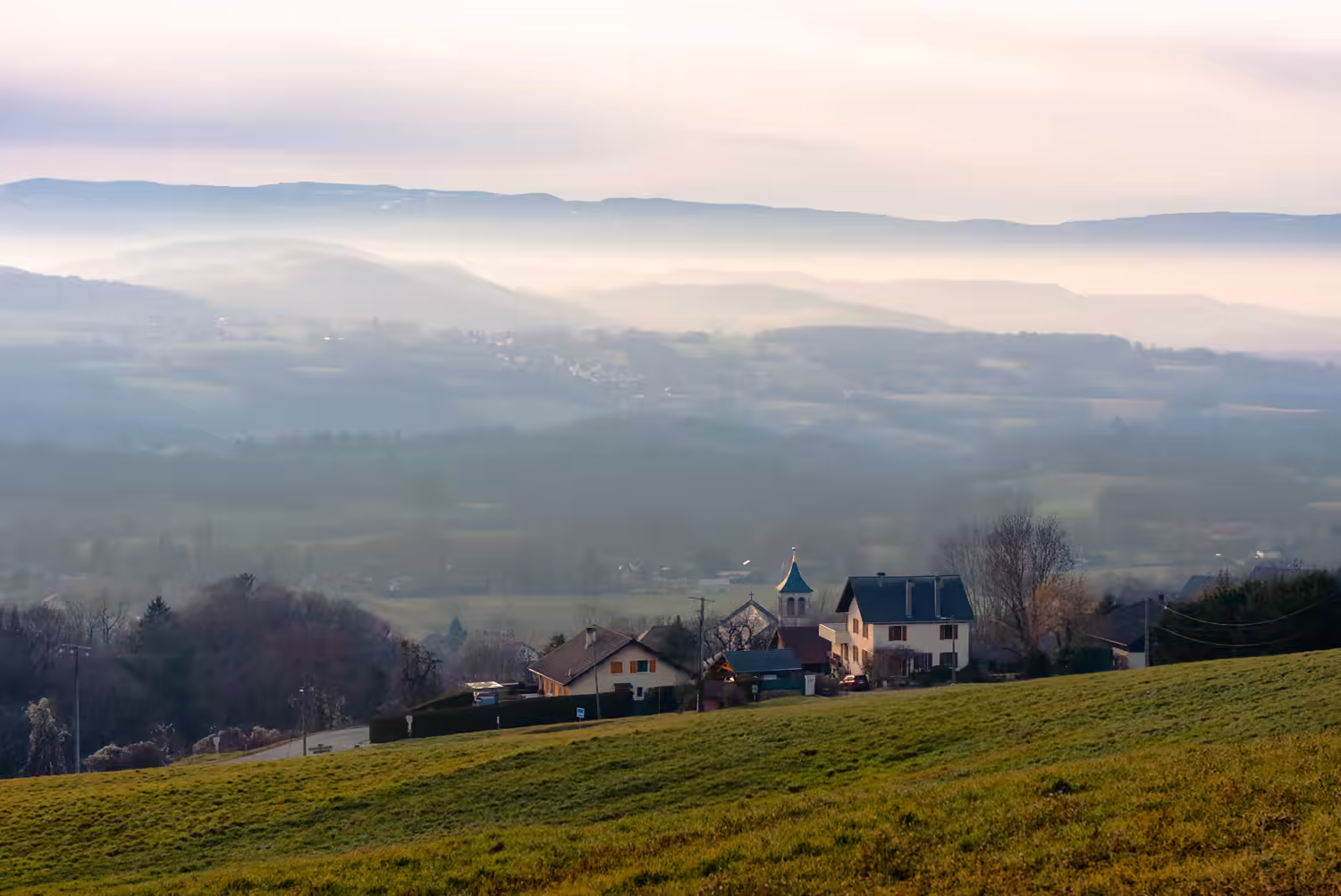 Campagne verdoyante avec montagnes en arrière-plan